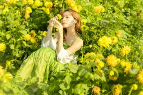 绿色小清新花海美女写真图片